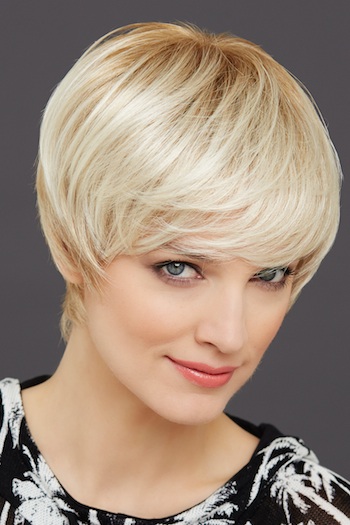 Perruque cheveux courts raides blonds fibres portrait